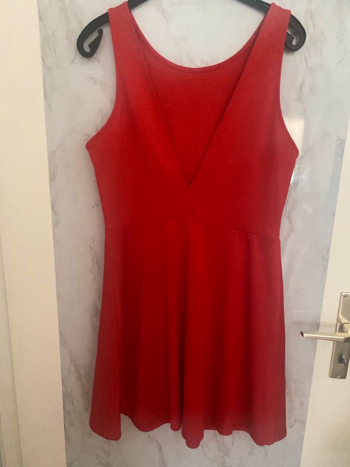 Rotes Kleid in Schöllnach