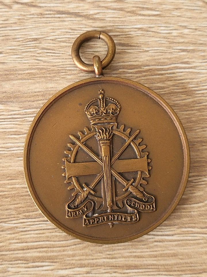Medaille Bronze Schmuck Orden Abzeichnen in Michendorf