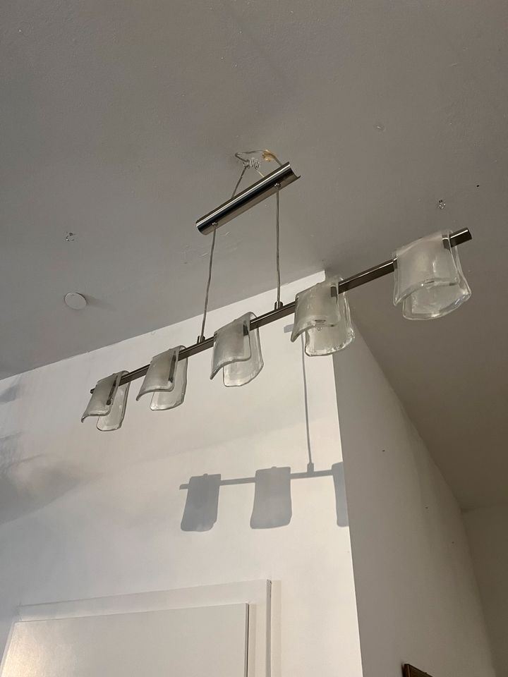 Deckenlampe perfekt fürs Esszimmer Leuchte aus Glas in Silber in Berlin