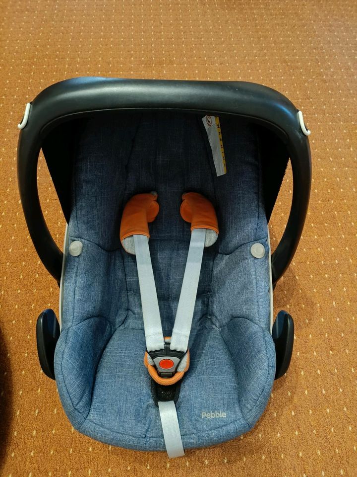 Maxi Cosi Pebble mit Easybase 2 Adapter in Hamburg