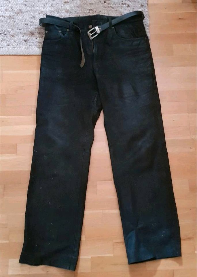 Lederhose Herren Gr. 38/M Jeansschnitt m. Gürtel in Iffeldorf