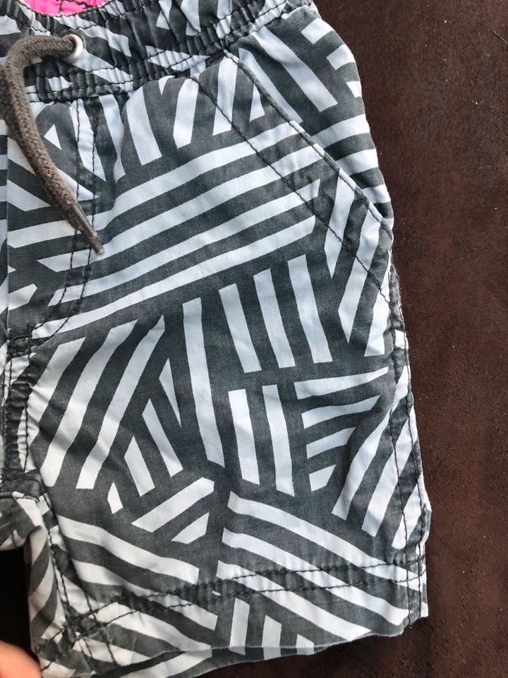 H&M Shorts Bermudas Muster mit Taschen Gummibund gr 92 in Olching