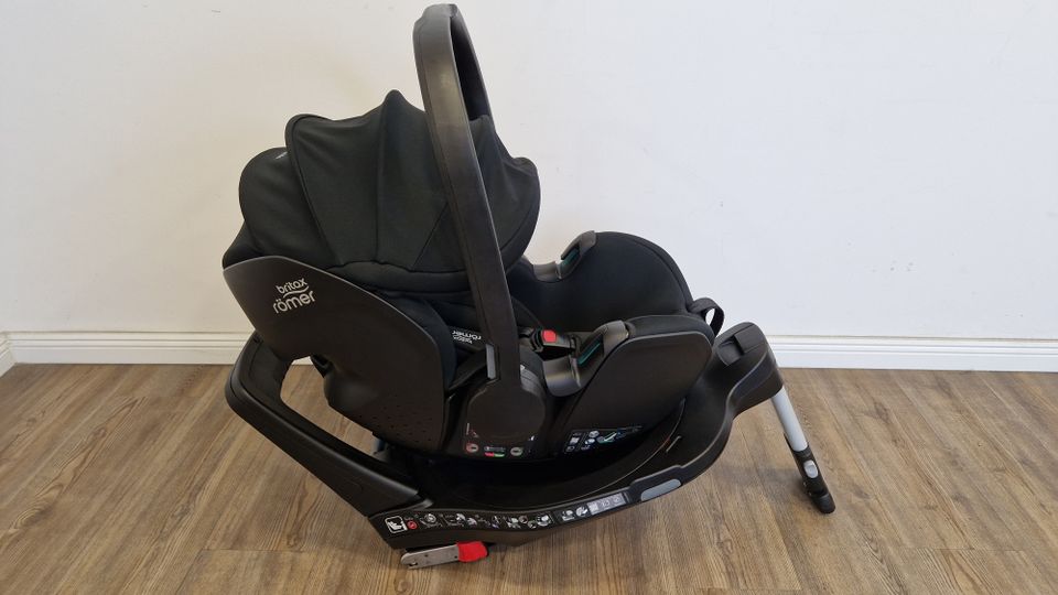 Britax Römer Dualfix 3 i-Size + Flex Base 5Z + Babyschale 5Z 2 in Essen