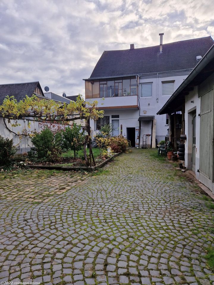 Mehrfamilienhaus mit Ladenlokal, Garagen und Garten zentral in Koblenz in Koblenz