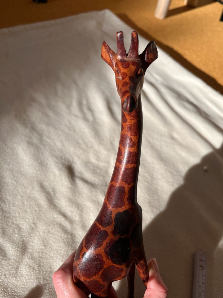 Giraffe aus Holz - Original afrikanisches Schmuckstück in Erbach