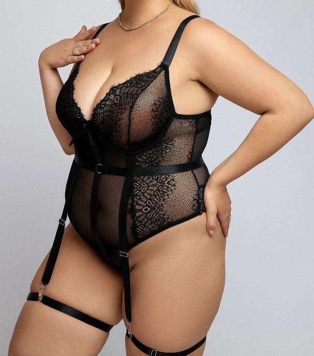 Teddy Body mit Blumenspitze, Strumpfband, Beinring in 2XL in Königsee