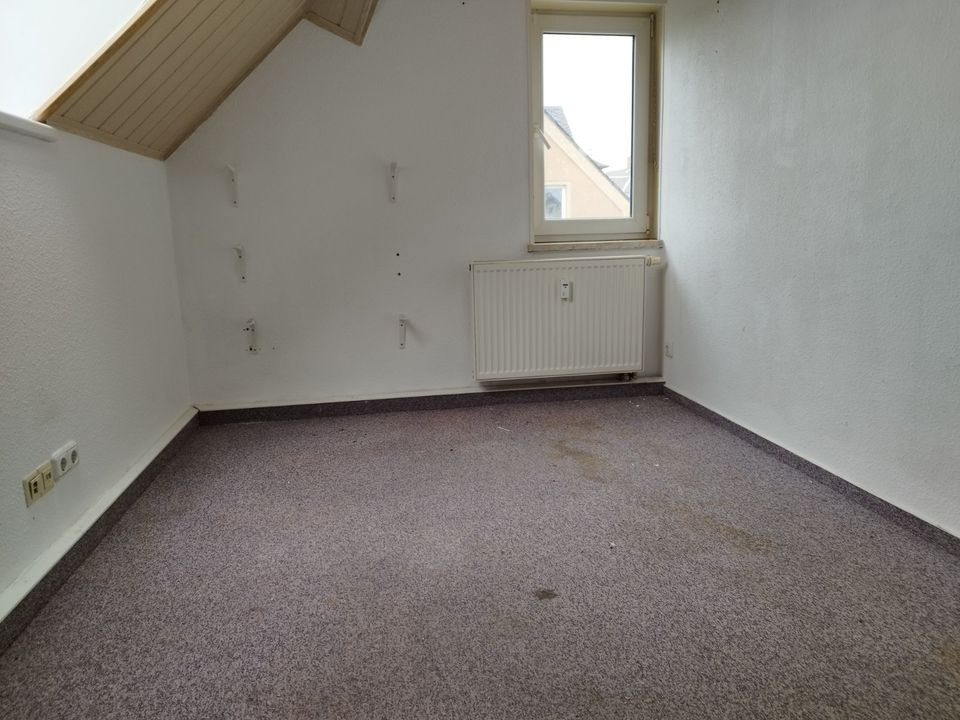 Geräumige 4 Zimmer Wohnung / Mietfrei für Renovierungsarbeiten in Lugau