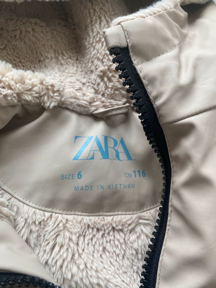 Zara Regenjacke mit kuscheligen Futter. Gr 116 in Hilden