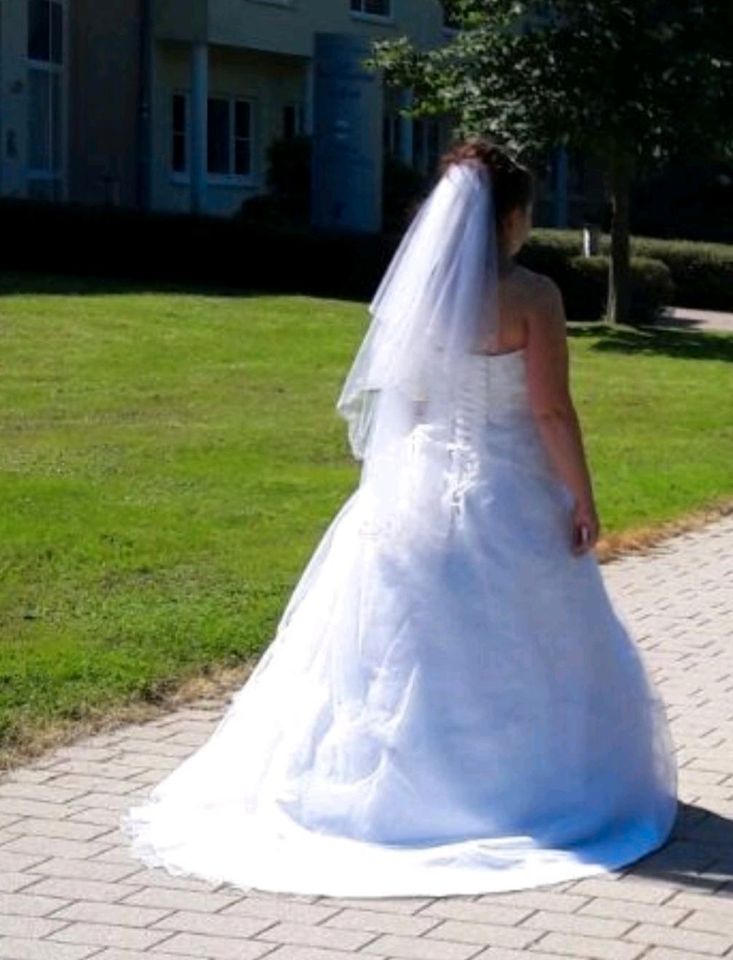 Brautkleid/Hochzeitskleid mit Schnürung, Größe variabel 40/42/44 in Schenklengsfeld