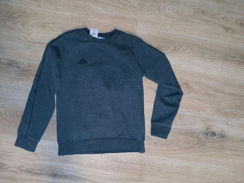 Adidas Pullover Jungs 134 in Weißenfels