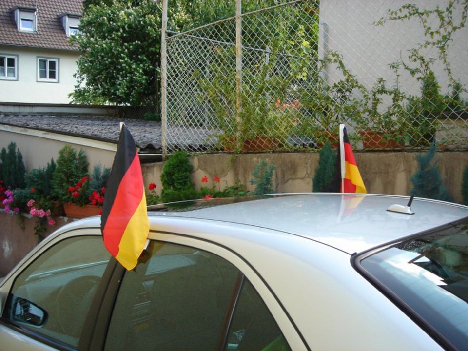 100 x Autofahnen Auto Fahnen Flagge Deutschland Fußball EM 2024 in Stuttgart