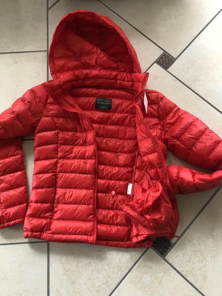 NEU❣️Daunenjacke, Gr. S, soft light, rot, Benetton, Kapuze in Frankfurt am Main