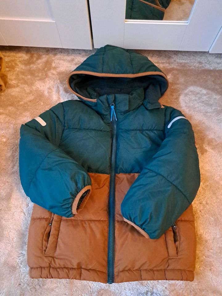 Winterjacke Gr. 122 von H& M in Fürth