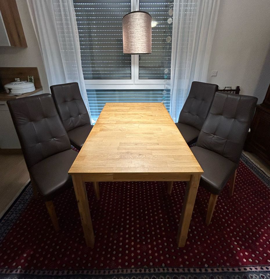 Ausziehbarer Esstisch mit 4 Stühlen in Leverkusen