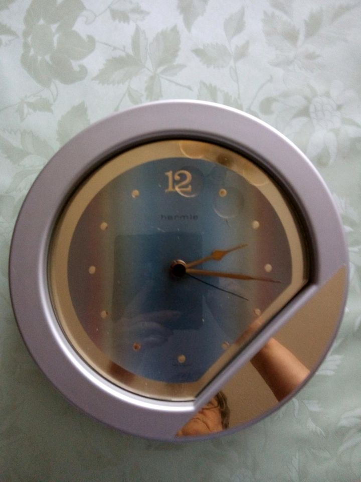 Moderne Wanduhr in Saarbrücken