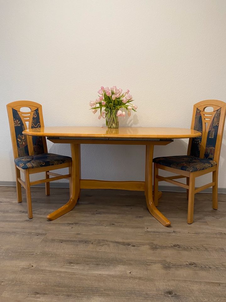 Tisch und 2 Stühle aus Massivholz. in Marburg