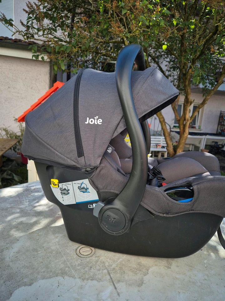 Jolie Babyschale mit Isofix Basisstation6 in Grosselfingen