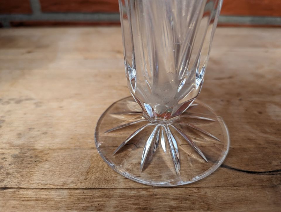 Vase aus Glas mit Ornamenten & Schliff in Delmenhorst