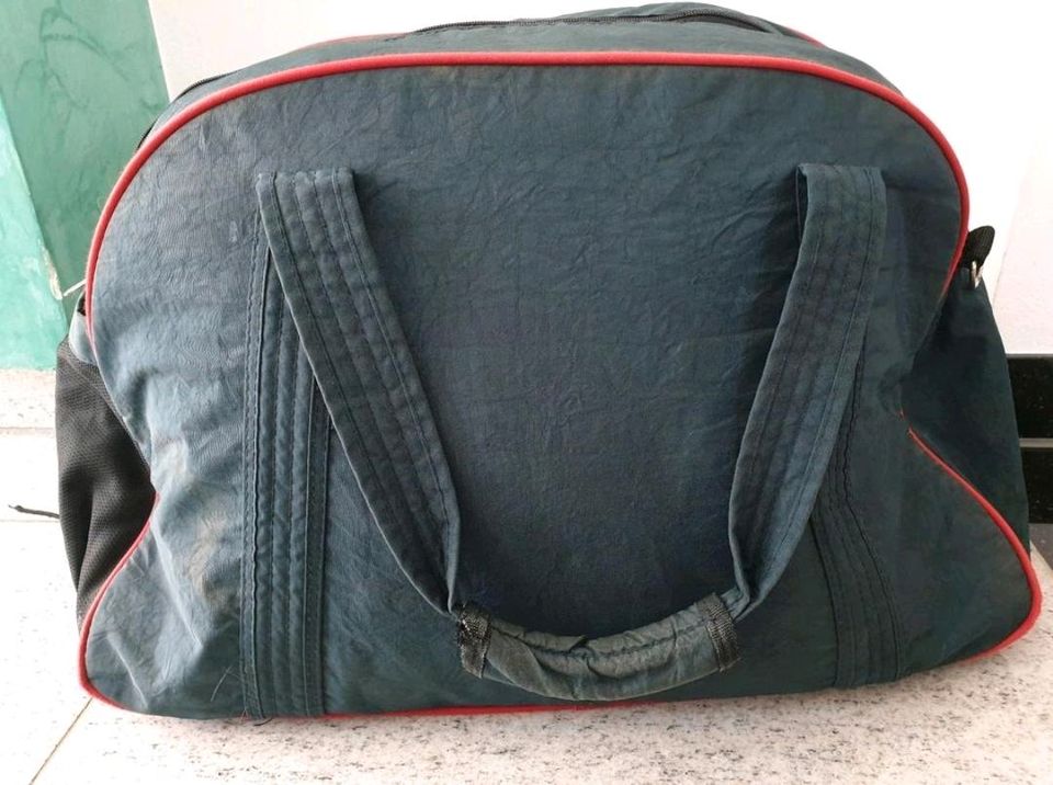 Große Sporttasche Tasche Rucksack Trainingstasche Tragetasche Bag in Augsburg
