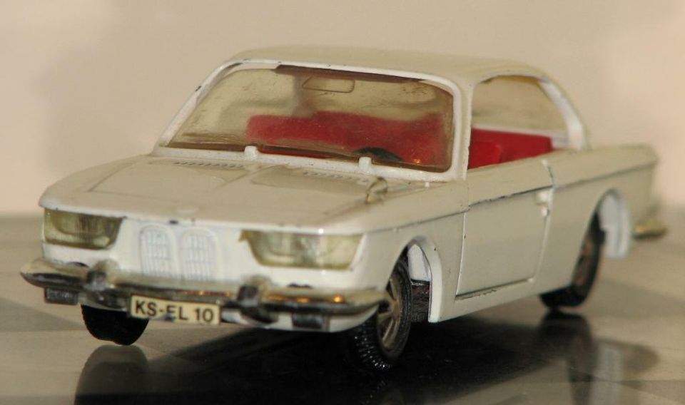 BMW 2000 CS Modellauto von Märklin 1:43 weiss/beige in Stutzenklinge