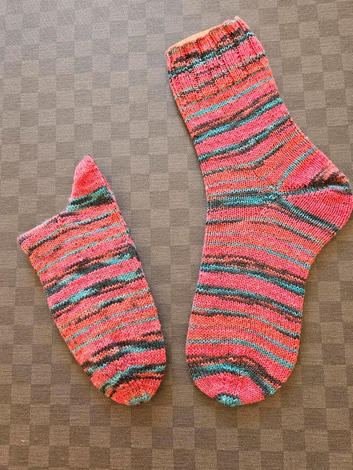 1 Paar gestrickte Strümpfe Gr. 40/41 Socken Wollsocken in Remlingen