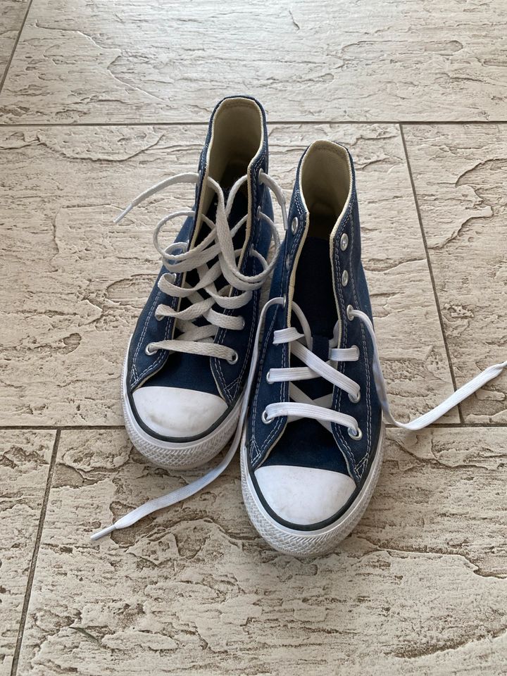 Converse Blau, Gr. 33 in Leinach