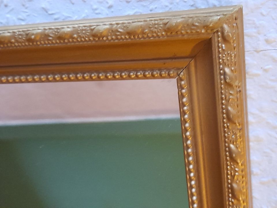Spiegel, goldfarbener Rahmen in Rhauderfehn
