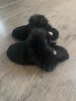 UGG Damen Lammfell Hausschuh  schwarz Größe 36 Nordrhein-Westfalen - Kaarst Vorschau