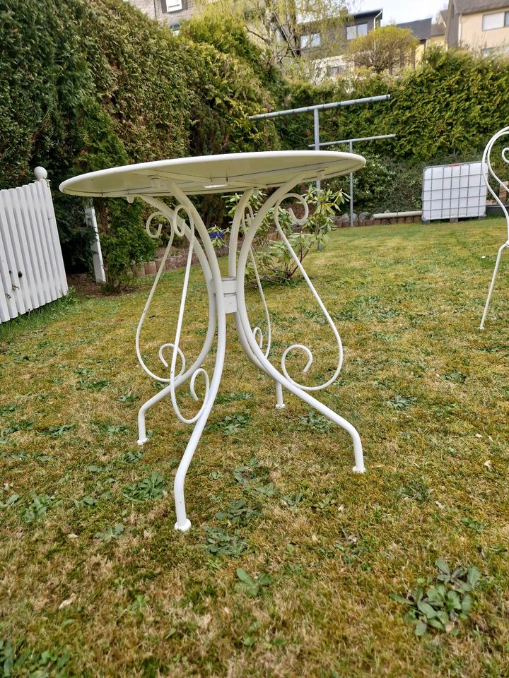 Hübsche Tisch Stühle Kombi in weiß Stahl geschmiedet TOP in Eschenburg