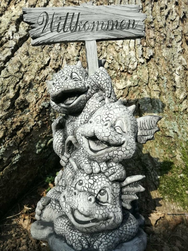 Gartenfigur Steinfigur Steinguss Drachen mit Willkommen Schild in Dannewerk