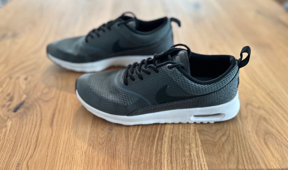 Nike Air Max Thea | gr. 38 | grau/schwarz in Herborn