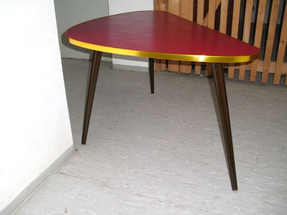 Schöner großer neuwertiger Nierentisch Coffee Table D=110cm rot in Gauting