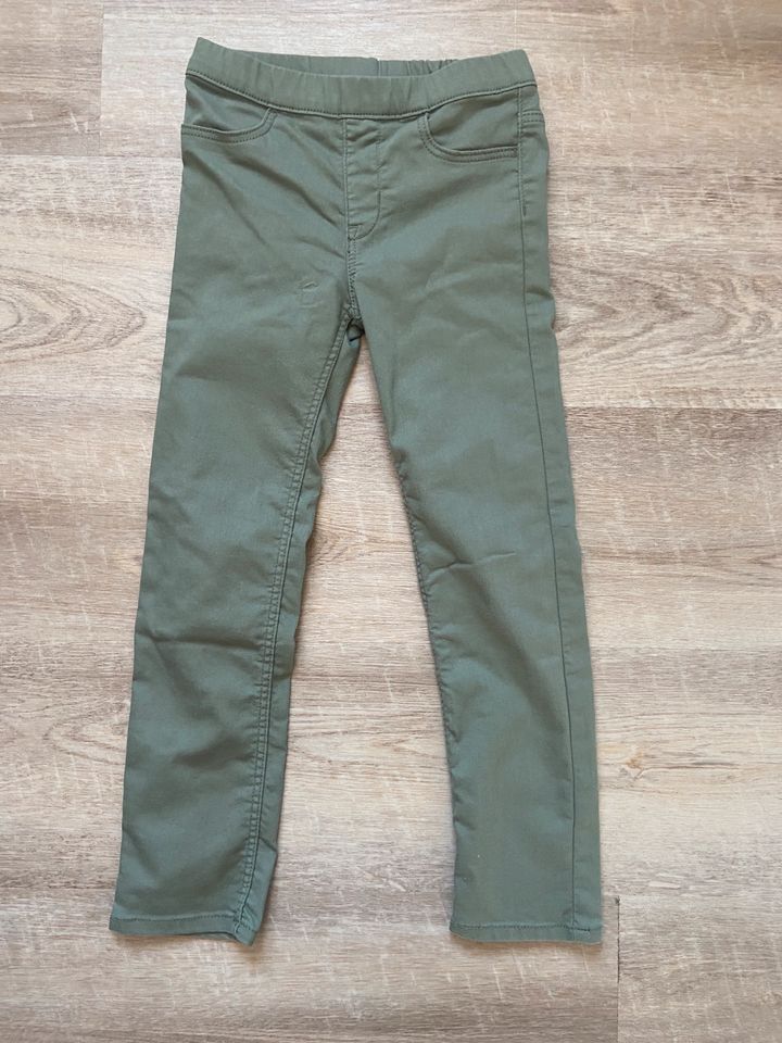 H&M Jeans/ Treggings, Gr. 122, grün/khaki, neuwertig in Bredstedt