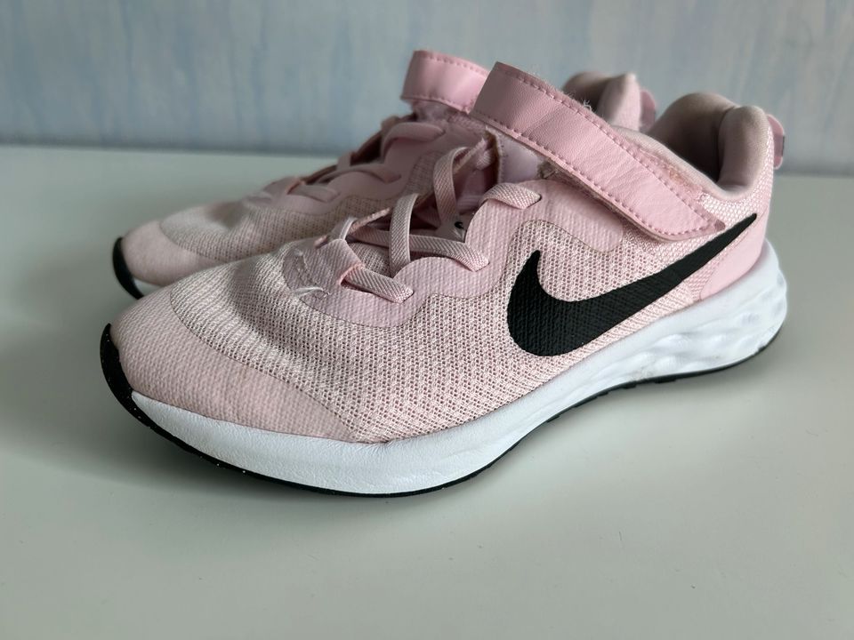 Rosa Turnschuhe für Mädchen - Nike - Gr. 35 in Kelkheim