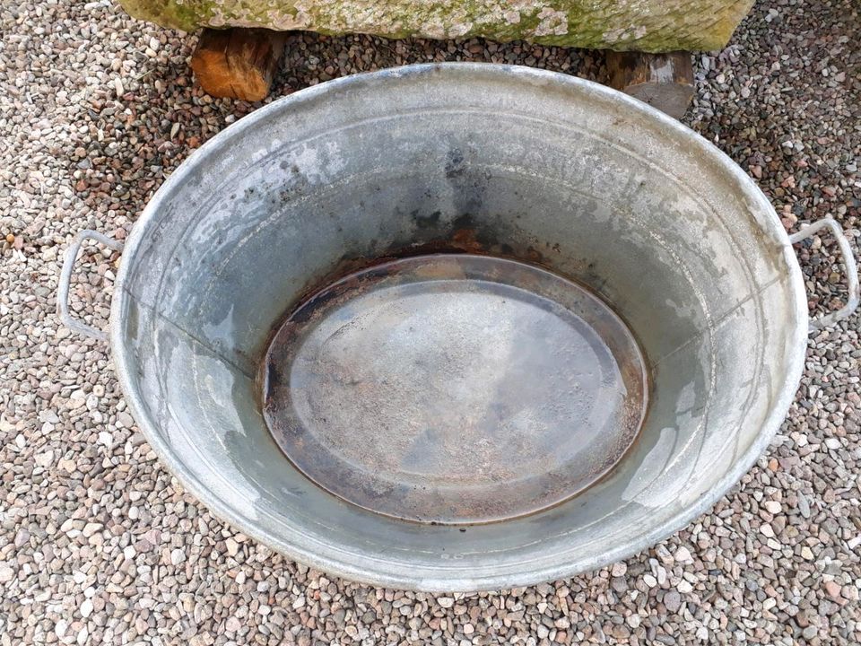 alte antike Zinkwanne Zinkbadewanne Pflanzkübel Gartenteich in