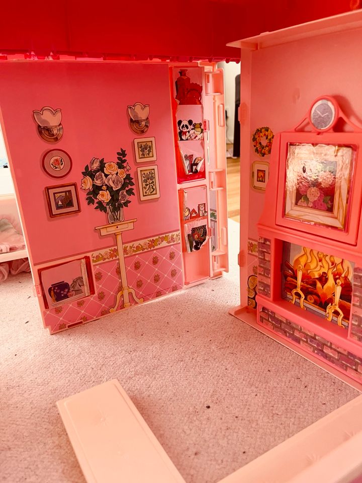 Barbie Haus  klappbar plus Zubehör in Saarbrücken