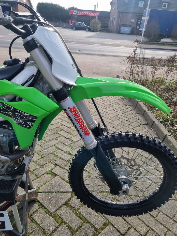 Kawasaki KX 250 F KXF vom Senior 1 Hand in Itterbeck