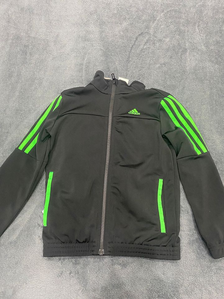 Adidas Trainingsjacke XS in Babenhausen