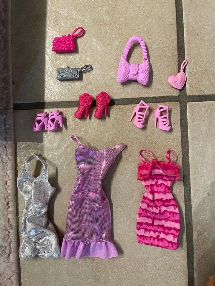 Barbie, Koffer, schon Sachen drin in Kevelaer