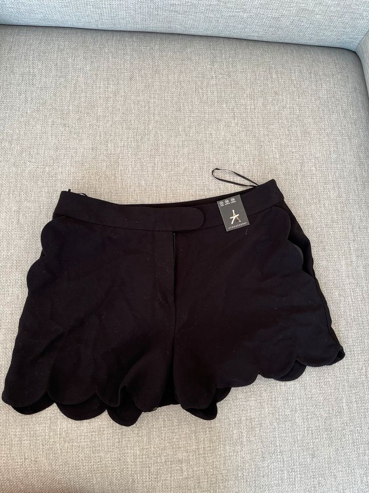 Schwarze Shorts mit Muschelsaum in Essen