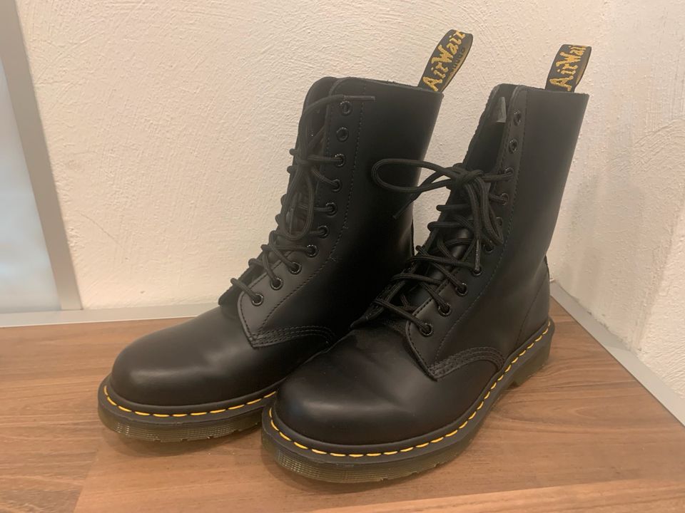 Original Dr. Martens 1490 10 Loch Gr. 40 NEU ungetragen schwarz in Bad Boll