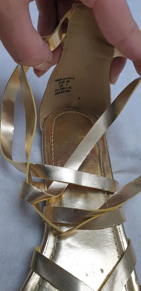 Elegante goldene Schuhe von H&M Schnürschuhe NEU in Hattingen