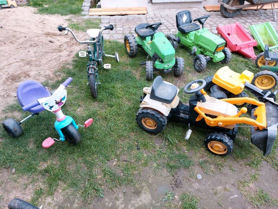 Spielzeug Kinderspielzeug Fahrzeuge Anhänger Traktor in Malschwitz