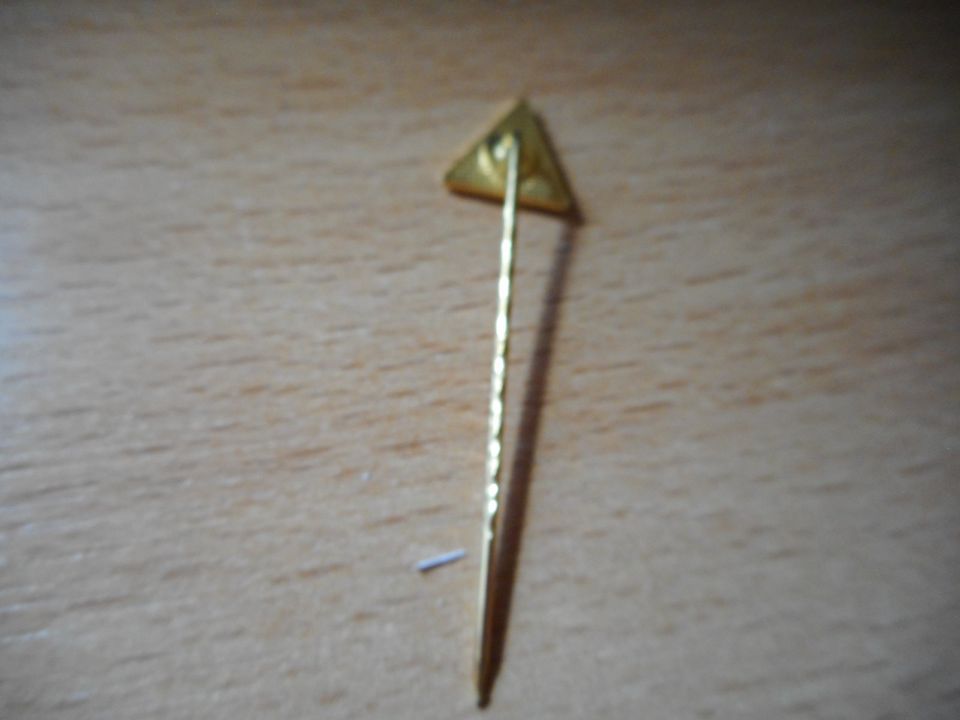 alte goldene Anstecknadel IGM Gewerkschaft IG Metall PIN in Weimar