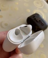 Apple AirPods 2. Gen original linke Seite mit Ladecase und Hülle Niedersachsen - Stuhr Vorschau