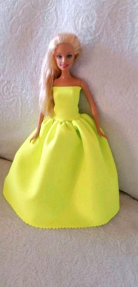 9 selbstgenähte Puppenkleider Modepuppe 30cm Steffi Barbie Petra in Magdeburg