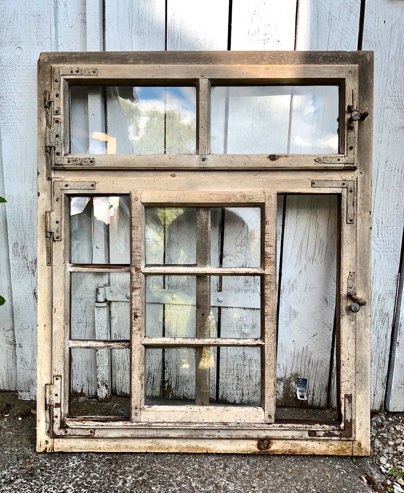 Historisches Sprossenfenster aus Holz mit Schiebefenster in Giengen an der Brenz