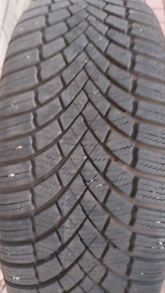 Winterreifen Winterräder VW Golf 8 Alufelgen 205/50 R17 93V in Woltersdorf