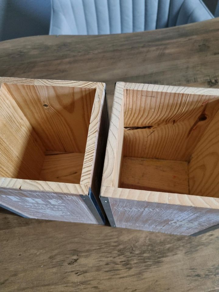 2 Aufbewahrungskisten aus Holz mit Deckel in Itzehoe