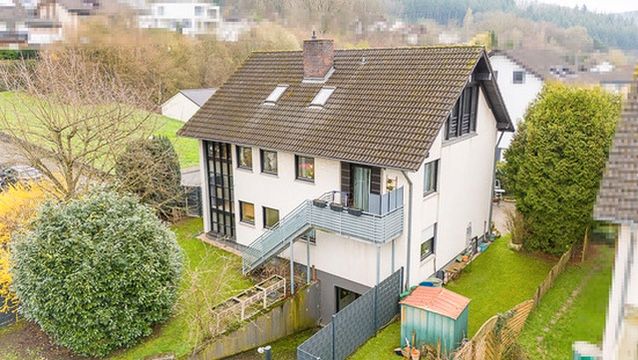 Mehrfamilienhaus - 3 Wohnungen - 3 Garagen - Garten - gute Lage von Roßbach-Wied! in Roßbach (Wied)